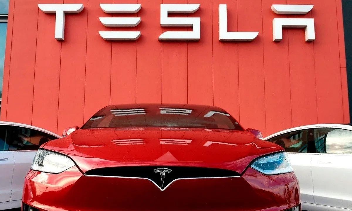 El fabricante automotriz con más valor en la bolsa se llama Tesla